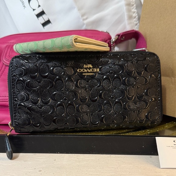 Coach Bundle. Pink crossbody. Green cardholder. Black wallet. White large bag. - Picture 3 of 17
